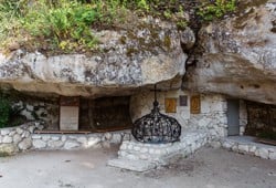 На честь вмц. Анастасії Узорішительниці чоловічий монастир (с. Передущельне, Крим )