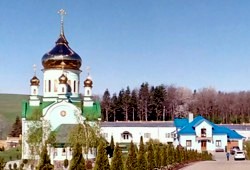 На честь блаженної Ксенії Петербурзької жіночий монастир (с. Молниця, Чернівецька обл.)