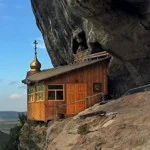 На честь вмч. Феодора Стратилата чоловічий монастир